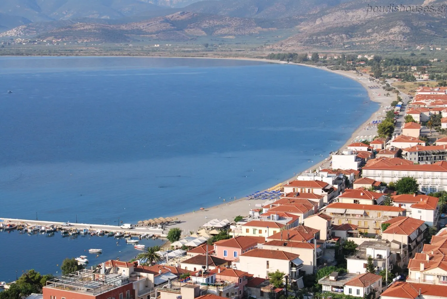 Το Παράλιο Άστρος και η παραλία από το κάστρο